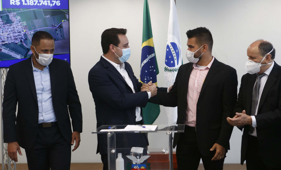 Mais 54,27 quilômetros de estradas rurais em 14 municípios do Paraná vão ganhar novos pavimentos com pedras poliédricas, melhorando a qualidade de vida e impulsionando o desenvolvimento das cidades. Os convênios para liberação de recursos às prefeituras foram assinados nesta terça-feira (14) pelo governador Carlos Massa Ratinho Junior em evento no Palácio Iguaçu.   -  Curitiba, 14/09/2021  -  Foto: Jonathan Campos/AEN