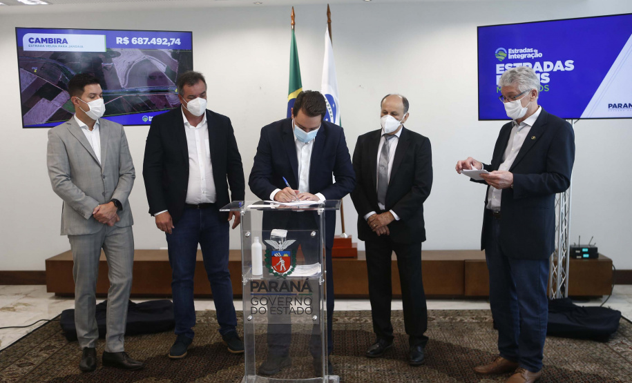 Mais 54,27 quilômetros de estradas rurais em 14 municípios do Paraná vão ganhar novos pavimentos com pedras poliédricas, melhorando a qualidade de vida e impulsionando o desenvolvimento das cidades. Os convênios para liberação de recursos às prefeituras foram assinados nesta terça-feira (14) pelo governador Carlos Massa Ratinho Junior em evento no Palácio Iguaçu.   -  Curitiba, 14/09/2021  -  Foto: Jonathan Campos/AEN