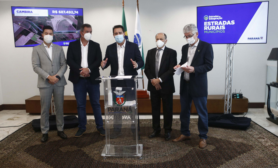 Mais 54,27 quilômetros de estradas rurais em 14 municípios do Paraná vão ganhar novos pavimentos com pedras poliédricas, melhorando a qualidade de vida e impulsionando o desenvolvimento das cidades. Os convênios para liberação de recursos às prefeituras foram assinados nesta terça-feira (14) pelo governador Carlos Massa Ratinho Junior em evento no Palácio Iguaçu.   -  Curitiba, 14/09/2021  -  Foto: Jonathan Campos/AEN