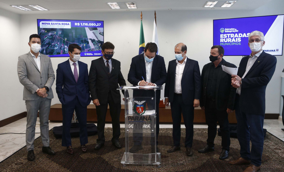 Mais 54,27 quilômetros de estradas rurais em 14 municípios do Paraná vão ganhar novos pavimentos com pedras poliédricas, melhorando a qualidade de vida e impulsionando o desenvolvimento das cidades. Os convênios para liberação de recursos às prefeituras foram assinados nesta terça-feira (14) pelo governador Carlos Massa Ratinho Junior em evento no Palácio Iguaçu.   -  Curitiba, 14/09/2021  -  Foto: Jonathan Campos/AEN