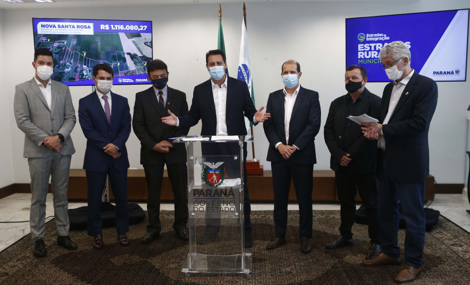 Mais 54,27 quilômetros de estradas rurais em 14 municípios do Paraná vão ganhar novos pavimentos com pedras poliédricas, melhorando a qualidade de vida e impulsionando o desenvolvimento das cidades. Os convênios para liberação de recursos às prefeituras foram assinados nesta terça-feira (14) pelo governador Carlos Massa Ratinho Junior em evento no Palácio Iguaçu.   -  Curitiba, 14/09/2021  -  Foto: Jonathan Campos/AEN