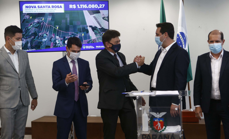 Mais 54,27 quilômetros de estradas rurais em 14 municípios do Paraná vão ganhar novos pavimentos com pedras poliédricas, melhorando a qualidade de vida e impulsionando o desenvolvimento das cidades. Os convênios para liberação de recursos às prefeituras foram assinados nesta terça-feira (14) pelo governador Carlos Massa Ratinho Junior em evento no Palácio Iguaçu.   -  Curitiba, 14/09/2021  -  Foto: Jonathan Campos/AEN