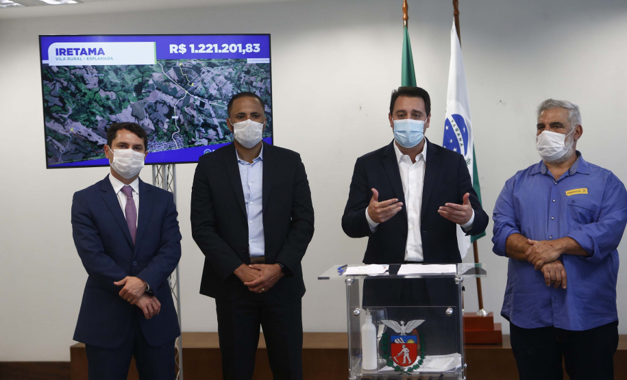 Mais 54,27 quilômetros de estradas rurais em 14 municípios do Paraná vão ganhar novos pavimentos com pedras poliédricas, melhorando a qualidade de vida e impulsionando o desenvolvimento das cidades. Os convênios para liberação de recursos às prefeituras foram assinados nesta terça-feira (14) pelo governador Carlos Massa Ratinho Junior em evento no Palácio Iguaçu.   -  Curitiba, 14/09/2021  -  Foto: Jonathan Campos/AEN
