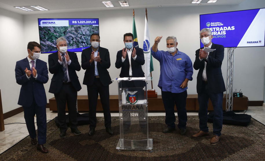 Mais 54,27 quilômetros de estradas rurais em 14 municípios do Paraná vão ganhar novos pavimentos com pedras poliédricas, melhorando a qualidade de vida e impulsionando o desenvolvimento das cidades. Os convênios para liberação de recursos às prefeituras foram assinados nesta terça-feira (14) pelo governador Carlos Massa Ratinho Junior em evento no Palácio Iguaçu.   -  Curitiba, 14/09/2021  -  Foto: Jonathan Campos/AEN
