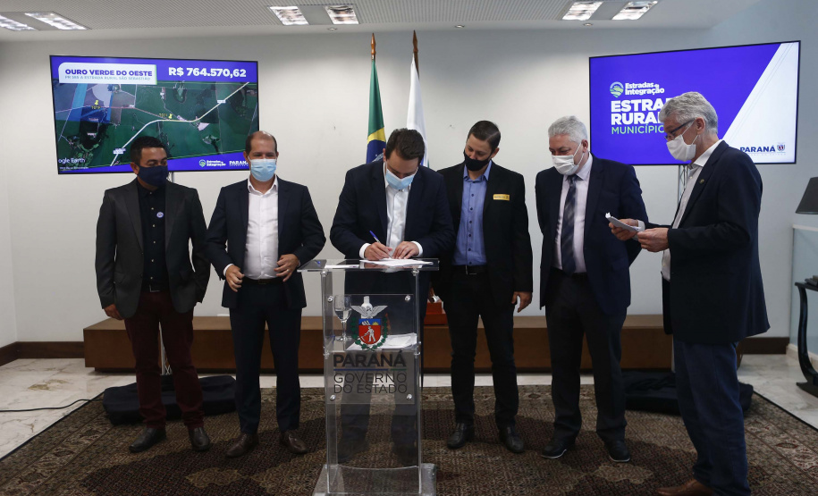 Mais 54,27 quilômetros de estradas rurais em 14 municípios do Paraná vão ganhar novos pavimentos com pedras poliédricas, melhorando a qualidade de vida e impulsionando o desenvolvimento das cidades. Os convênios para liberação de recursos às prefeituras foram assinados nesta terça-feira (14) pelo governador Carlos Massa Ratinho Junior em evento no Palácio Iguaçu.   -  Curitiba, 14/09/2021  -  Foto: Jonathan Campos/AEN