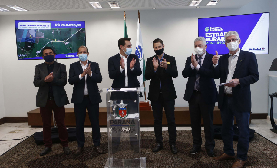 Mais 54,27 quilômetros de estradas rurais em 14 municípios do Paraná vão ganhar novos pavimentos com pedras poliédricas, melhorando a qualidade de vida e impulsionando o desenvolvimento das cidades. Os convênios para liberação de recursos às prefeituras foram assinados nesta terça-feira (14) pelo governador Carlos Massa Ratinho Junior em evento no Palácio Iguaçu.   -  Curitiba, 14/09/2021  -  Foto: Jonathan Campos/AEN
