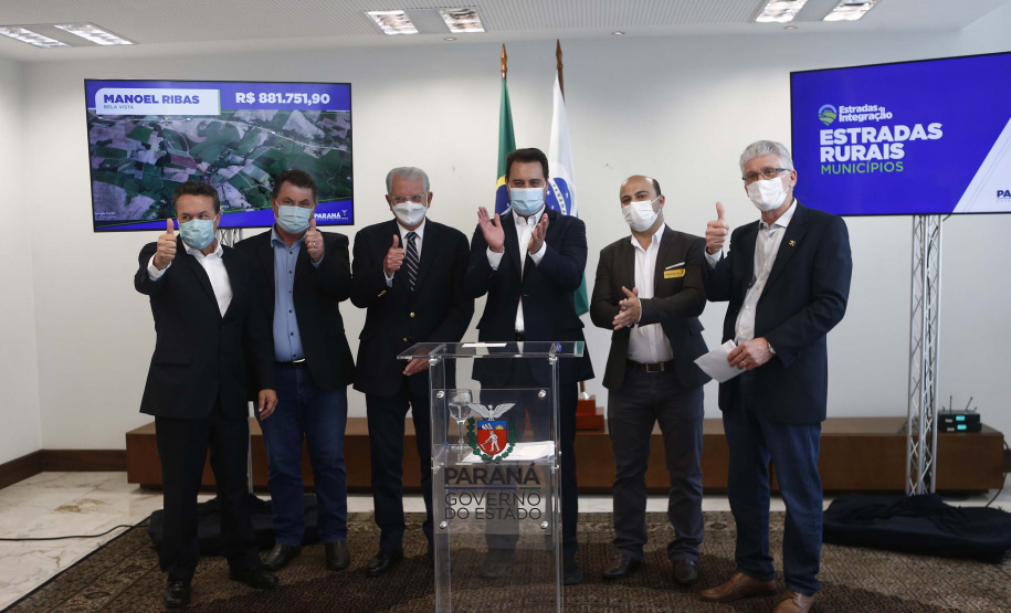 Mais 54,27 quilômetros de estradas rurais em 14 municípios do Paraná vão ganhar novos pavimentos com pedras poliédricas, melhorando a qualidade de vida e impulsionando o desenvolvimento das cidades. Os convênios para liberação de recursos às prefeituras foram assinados nesta terça-feira (14) pelo governador Carlos Massa Ratinho Junior em evento no Palácio Iguaçu.   -  Curitiba, 14/09/2021  -  Foto: Jonathan Campos/AEN