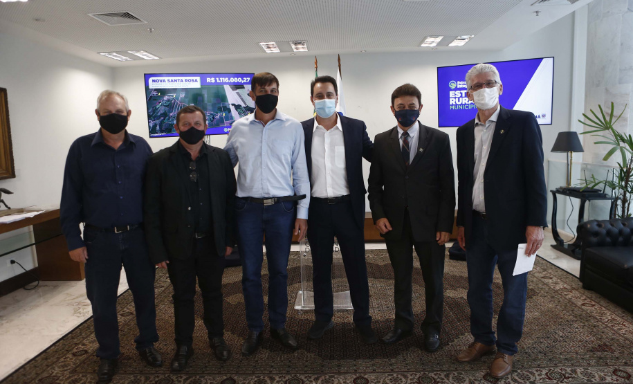 Mais 54,27 quilômetros de estradas rurais em 14 municípios do Paraná vão ganhar novos pavimentos com pedras poliédricas, melhorando a qualidade de vida e impulsionando o desenvolvimento das cidades. Os convênios para liberação de recursos às prefeituras foram assinados nesta terça-feira (14) pelo governador Carlos Massa Ratinho Junior em evento no Palácio Iguaçu.   -  Curitiba, 14/09/2021  -  Foto: Jonathan Campos/AEN