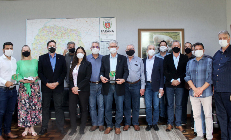 A Secretaria de Estado da Agricultura e do Abastecimento e a Agência de Defesa Agropecuária do Paraná (Adapar), receberam o Prêmio Saúde Animal, do Sindicato dos Médicos Veterinários do Estado do Paraná (Sindivet), em razão dos serviços prestados. Foto: SEAB