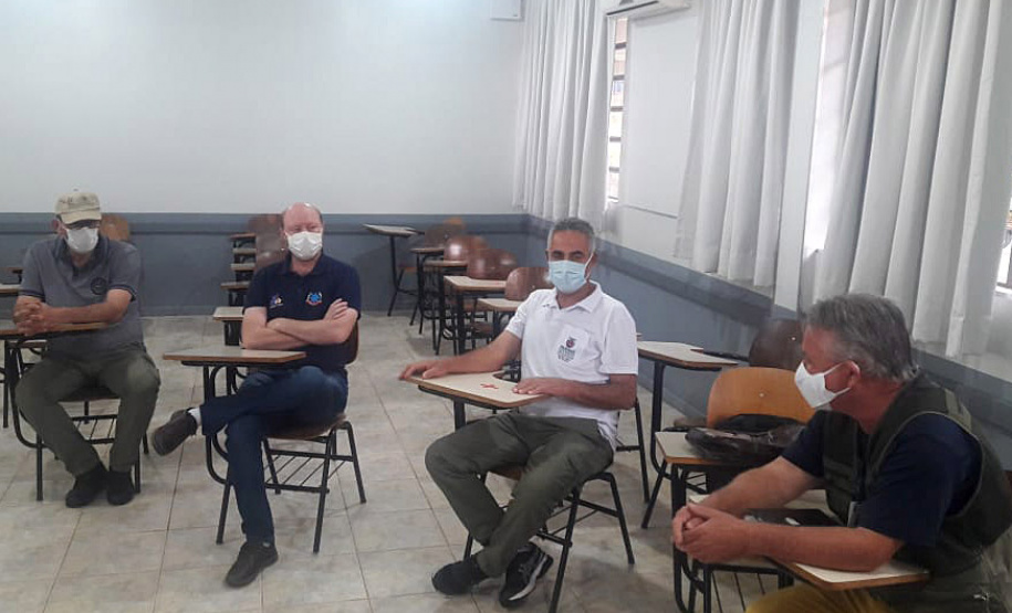 Durante esta semana, um curso de capacitação para os Agentes de Combate a Endemias (ACE), está sendo realizado na 9ª Regional de Saúde de Foz do Iguaçu, no município de São Miguel do Iguaçu. A capacitação tem por objetivo orientar os ACE sobre as ações de campo de controle vetorial do Aedes aegypti, vetor responsável pela transmissão de dengue, Zika vírus, febre chikungunya, dentre outras arboviroses. Foto:SESA