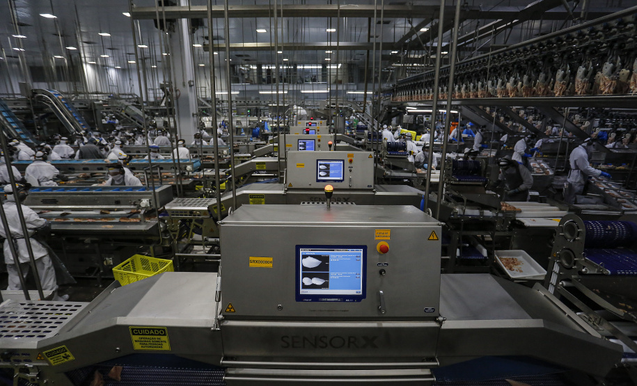 O crescimento de 17,9% da produção industrial paranaense no primeiro semestre deste ano, frente ao mesmo período do ano passado, ganha ainda mais relevância quando colocada em perspectiva com a evolução do setor em outros países do mundo. Foto : Jonathan Campos / AEN