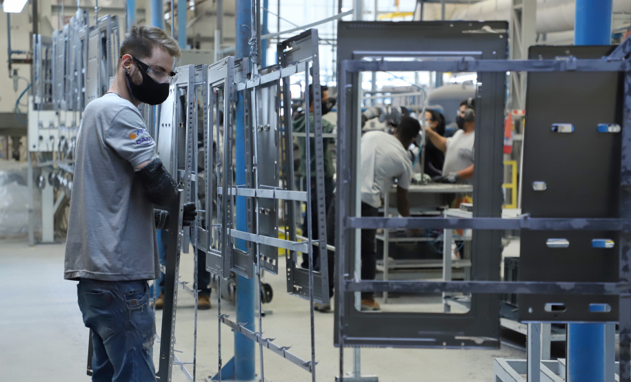 O crescimento de 17,9% da produção industrial paranaense no primeiro semestre deste ano, frente ao mesmo período do ano passado, ganha ainda mais relevância quando colocada em perspectiva com a evolução do setor em outros países do mundo. Foto:Jose Fernando Ogura/AEN