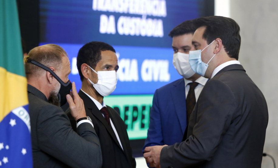 O governador Carlos Massa Ratinho Junior assina nesta quarta-feira (15), o decreto da última etapa de transferência de custódia dos presos das carceragens da Polícia Civil para a gestão plena do Departamento Penitenciário do Paraná (DEPEN). 15/09/2021 - Foto: Gilson Abreu/AEN