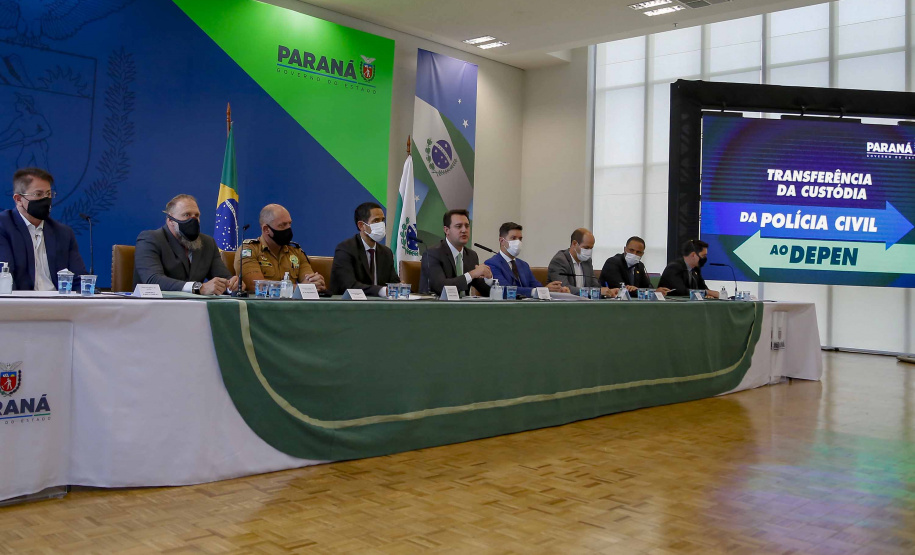 O governador Carlos Massa Ratinho Junior assina nesta quarta-feira (15), o decreto da última etapa de transferência de custódia dos presos das carceragens da Polícia Civil para a gestão plena do Departamento Penitenciário do Paraná (DEPEN). 15/09/2021 -
 Foto: Gilson Abreu/AEN