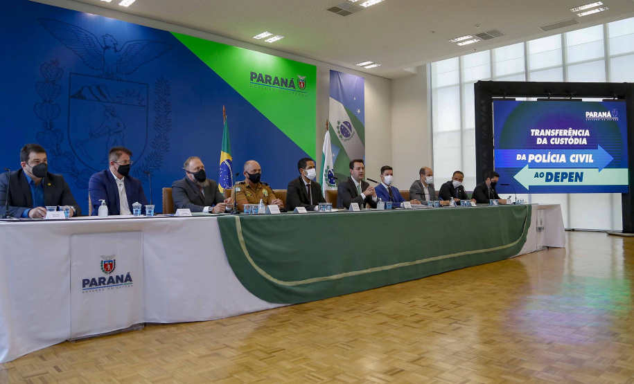 O governador Carlos Massa Ratinho Junior assina nesta quarta-feira (15), o decreto da última etapa de transferência de custódia dos presos das carceragens da Polícia Civil para a gestão plena do Departamento Penitenciário do Paraná (DEPEN). 15/09/2021 -
 Foto: Gilson Abreu/AEN