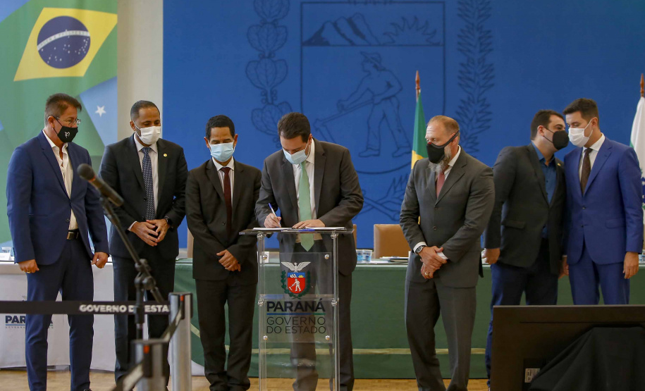 O governador Carlos Massa Ratinho Junior assina nesta quarta-feira (15), o decreto da última etapa de transferência de custódia dos presos das carceragens da Polícia Civil para a gestão plena do Departamento Penitenciário do Paraná (DEPEN). 15/09/2021 -
 Foto: Gilson Abreu/AEN