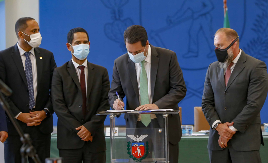 O governador Carlos Massa Ratinho Junior assina nesta quarta-feira (15), o decreto da última etapa de transferência de custódia dos presos das carceragens da Polícia Civil para a gestão plena do Departamento Penitenciário do Paraná (DEPEN). 15/09/2021 -
 Foto: Gilson Abreu/AEN