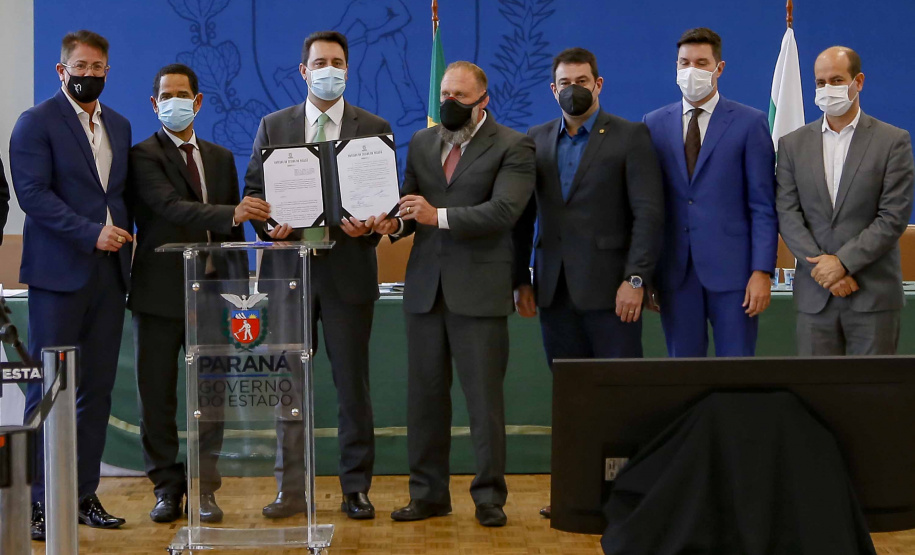 O governador Carlos Massa Ratinho Junior assina nesta quarta-feira (15), o decreto da última etapa de transferência de custódia dos presos das carceragens da Polícia Civil para a gestão plena do Departamento Penitenciário do Paraná (DEPEN). 15/09/2021 -
 Foto: Gilson Abreu/AEN