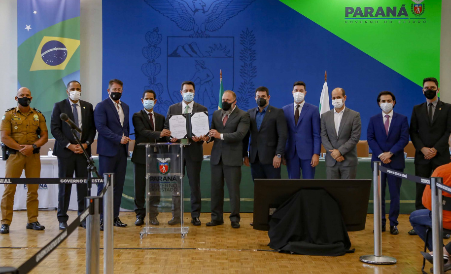 O governador Carlos Massa Ratinho Junior assina nesta quarta-feira (15), o decreto da última etapa de transferência de custódia dos presos das carceragens da Polícia Civil para a gestão plena do Departamento Penitenciário do Paraná (DEPEN). 15/09/2021 -
 Foto: Gilson Abreu/AEN