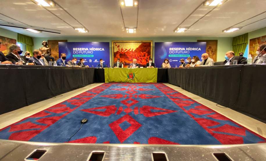 governador Carlos Massa Ratinho Junior e o prefeito de Curitiba, Rafael Greca, assinaram, nesta quarta-feira (15), o Decreto Municipal 1.172/2021 que cria a Reserva Hídrica do Futuro – área que receberá ações para melhorar a segurança hídrica da região. 15/09/2021 - Foto: José Fernando Ogura/AEN