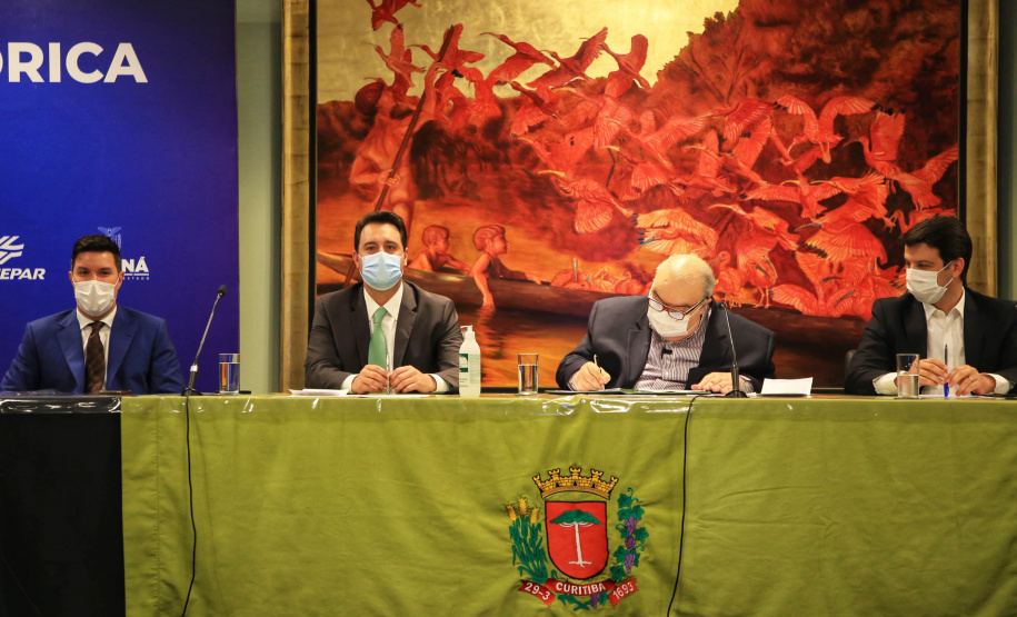 governador Carlos Massa Ratinho Junior e o prefeito de Curitiba, Rafael Greca, assinaram, nesta quarta-feira (15), o Decreto Municipal 1.172/2021 que cria a Reserva Hídrica do Futuro – área que receberá ações para melhorar a segurança hídrica da região. 15/09/2021 - Foto: José Fernando Ogura/AEN