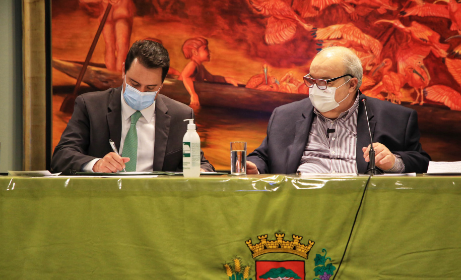 governador Carlos Massa Ratinho Junior e o prefeito de Curitiba, Rafael Greca, assinaram, nesta quarta-feira (15), o Decreto Municipal 1.172/2021 que cria a Reserva Hídrica do Futuro – área que receberá ações para melhorar a segurança hídrica da região. 15/09/2021 - Foto: José Fernando Ogura/AEN