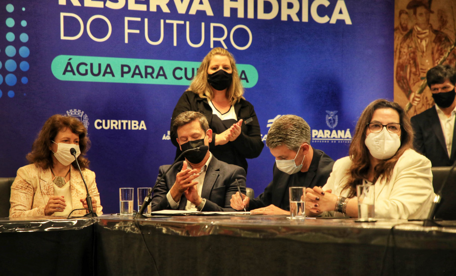 governador Carlos Massa Ratinho Junior e o prefeito de Curitiba, Rafael Greca, assinaram, nesta quarta-feira (15), o Decreto Municipal 1.172/2021 que cria a Reserva Hídrica do Futuro – área que receberá ações para melhorar a segurança hídrica da região. 15/09/2021 - Foto: José Fernando Ogura/AEN