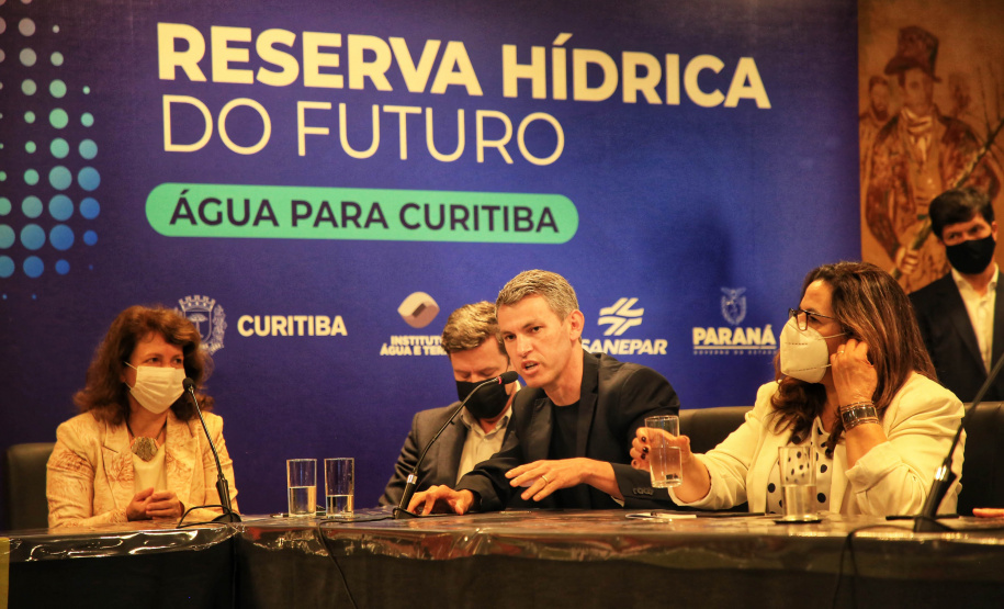governador Carlos Massa Ratinho Junior e o prefeito de Curitiba, Rafael Greca, assinaram, nesta quarta-feira (15), o Decreto Municipal 1.172/2021 que cria a Reserva Hídrica do Futuro – área que receberá ações para melhorar a segurança hídrica da região. 15/09/2021 - Foto: José Fernando Ogura/AEN