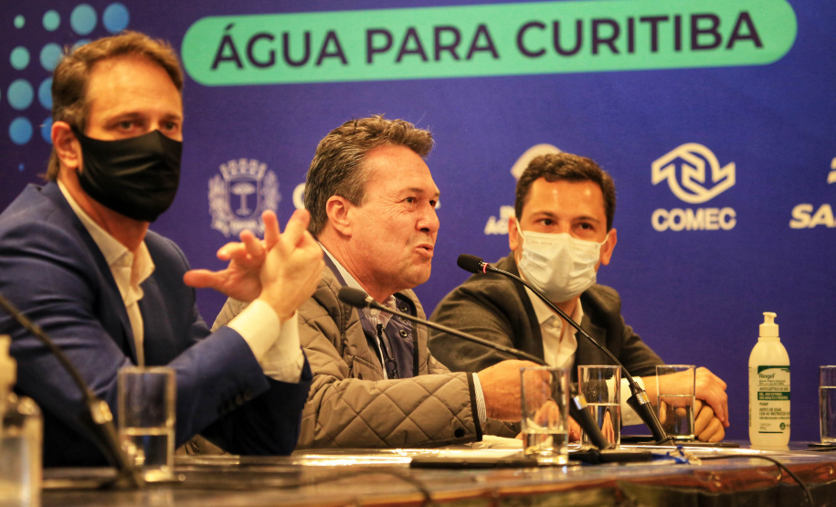 governador Carlos Massa Ratinho Junior e o prefeito de Curitiba, Rafael Greca, assinaram, nesta quarta-feira (15), o Decreto Municipal 1.172/2021 que cria a Reserva Hídrica do Futuro – área que receberá ações para melhorar a segurança hídrica da região. 15/09/2021 - Foto: José Fernando Ogura/AEN