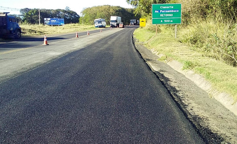 O Departamento de Estradas de Rodagem do Paraná (DER/PR) está realizando melhorias em 79,45 quilômetros da PR-323, entre Cianorte e Umuarama, na região Noroeste do Estado. São serviços de remendos, microrrevestimento, melhorias no sistema de drenagem e sinalização horizontal, garantindo mais segurança e conforto para os usuários. -  Foto: DER