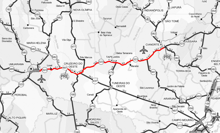 O Departamento de Estradas de Rodagem do Paraná (DER/PR) está realizando melhorias em 79,45 quilômetros da PR-323, entre Cianorte e Umuarama, na região Noroeste do Estado. São serviços de remendos, microrrevestimento, melhorias no sistema de drenagem e sinalização horizontal, garantindo mais segurança e conforto para os usuários.  -  Foto: DER