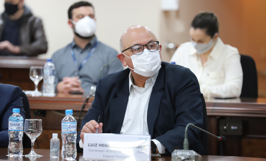 O secretário estadual da Infraestrutura e Logística, Sandro Alex e o  o secretário de Planejamento e Projetos Estruturantes do Paraná, Valdemar Bernardo Jorge participam de Webinar dos Portos do Paraná sobre o Potencial de Movimentacao de Cargas  para o projeto da Nova Ferroeste,  na A Federação das Indústrias do Estado do Paraná (Fiep). 15/09/2021 - Foto: Geraldo Bubniak/AEN