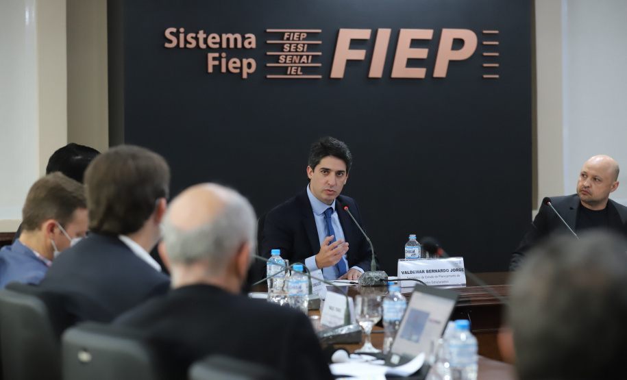 O secretário estadual da Infraestrutura e Logística, Sandro Alex e o  o secretário de Planejamento e Projetos Estruturantes do Paraná, Valdemar Bernardo Jorge participam de Webinar dos Portos do Paraná sobre o Potencial de Movimentacao de Cargas  para o projeto da Nova Ferroeste,  na A Federação das Indústrias do Estado do Paraná (Fiep). 15/09/2021 - Foto: Geraldo Bubniak/AEN