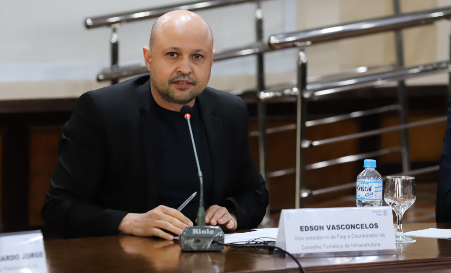 O secretário estadual da Infraestrutura e Logística, Sandro Alex e o  o secretário de Planejamento e Projetos Estruturantes do Paraná, Valdemar Bernardo Jorge participam de Webinar dos Portos do Paraná sobre o Potencial de Movimentacao de Cargas  para o projeto da Nova Ferroeste,  na A Federação das Indústrias do Estado do Paraná (Fiep). 15/09/2021 - Foto: Geraldo Bubniak/AEN