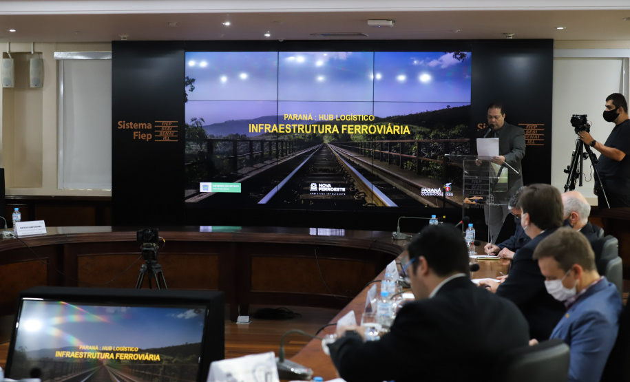 O secretário estadual da Infraestrutura e Logística, Sandro Alex e o  o secretário de Planejamento e Projetos Estruturantes do Paraná, Valdemar Bernardo Jorge participam de Webinar dos Portos do Paraná sobre o Potencial de Movimentacao de Cargas  para o projeto da Nova Ferroeste,  na A Federação das Indústrias do Estado do Paraná (Fiep). 15/09/2021 - Foto: Geraldo Bubniak/AEN