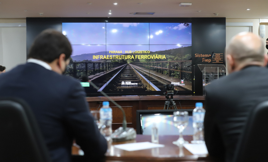 O secretário estadual da Infraestrutura e Logística, Sandro Alex e o  o secretário de Planejamento e Projetos Estruturantes do Paraná, Valdemar Bernardo Jorge participam de Webinar dos Portos do Paraná sobre o Potencial de Movimentacao de Cargas  para o projeto da Nova Ferroeste,  na A Federação das Indústrias do Estado do Paraná (Fiep). 15/09/2021 - Foto: Geraldo Bubniak/AEN