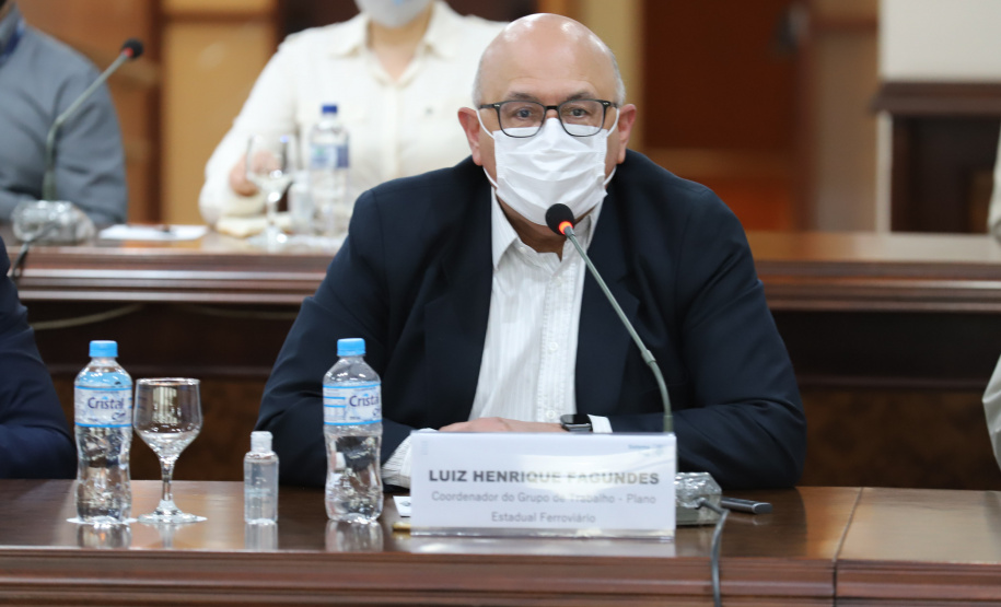 O secretário estadual da Infraestrutura e Logística, Sandro Alex e o  o secretário de Planejamento e Projetos Estruturantes do Paraná, Valdemar Bernardo Jorge participam de Webinar dos Portos do Paraná sobre o Potencial de Movimentacao de Cargas  para o projeto da Nova Ferroeste,  na A Federação das Indústrias do Estado do Paraná (Fiep). 15/09/2021 - Foto: Geraldo Bubniak/AEN