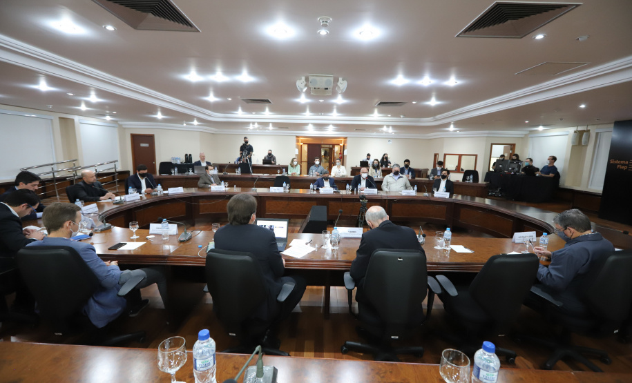 O secretário estadual da Infraestrutura e Logística, Sandro Alex e o  o secretário de Planejamento e Projetos Estruturantes do Paraná, Valdemar Bernardo Jorge participam de Webinar dos Portos do Paraná sobre o Potencial de Movimentacao de Cargas  para o projeto da Nova Ferroeste,  na A Federação das Indústrias do Estado do Paraná (Fiep). 15/09/2021 - Foto: Geraldo Bubniak/AEN