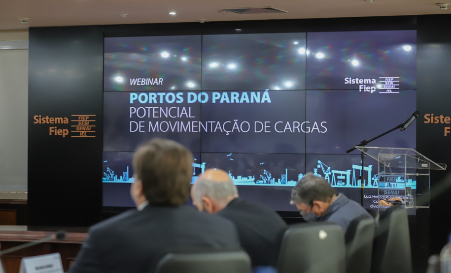 O secretário estadual da Infraestrutura e Logística, Sandro Alex e o  o secretário de Planejamento e Projetos Estruturantes do Paraná, Valdemar Bernardo Jorge participam de Webinar dos Portos do Paraná sobre o Potencial de Movimentacao de Cargas  para o projeto da Nova Ferroeste,  na A Federação das Indústrias do Estado do Paraná (Fiep). 15/09/2021 - Foto: Geraldo Bubniak/AEN