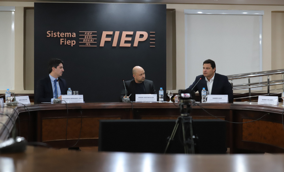 O secretário estadual da Infraestrutura e Logística, Sandro Alex e o  o secretário de Planejamento e Projetos Estruturantes do Paraná, Valdemar Bernardo Jorge participam de Webinar dos Portos do Paraná sobre o Potencial de Movimentacao de Cargas  para o projeto da Nova Ferroeste,  na A Federação das Indústrias do Estado do Paraná (Fiep). 15/09/2021 - Foto: Geraldo Bubniak/AEN