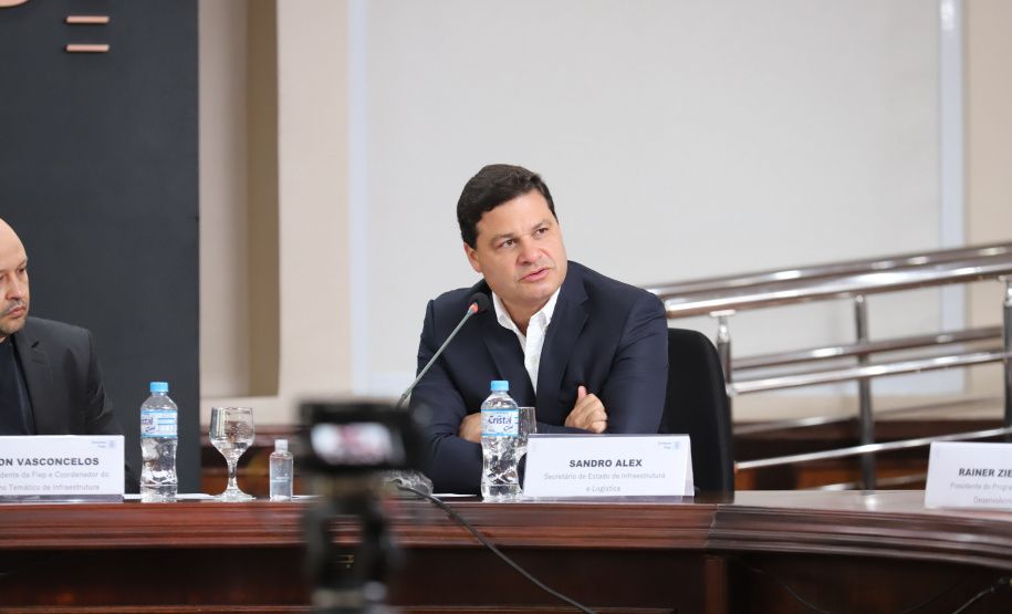 O secretário estadual da Infraestrutura e Logística, Sandro Alex e o  o secretário de Planejamento e Projetos Estruturantes do Paraná, Valdemar Bernardo Jorge participam de Webinar dos Portos do Paraná sobre o Potencial de Movimentacao de Cargas  para o projeto da Nova Ferroeste,  na A Federação das Indústrias do Estado do Paraná (Fiep). 15/09/2021 - Foto: Geraldo Bubniak/AEN