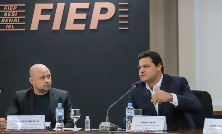 O secretário estadual da Infraestrutura e Logística, Sandro Alex e o  o secretário de Planejamento e Projetos Estruturantes do Paraná, Valdemar Bernardo Jorge participam de Webinar dos Portos do Paraná sobre o Potencial de Movimentacao de Cargas  para o projeto da Nova Ferroeste,  na A Federação das Indústrias do Estado do Paraná (Fiep). 15/09/2021 - Foto: Geraldo Bubniak/AEN