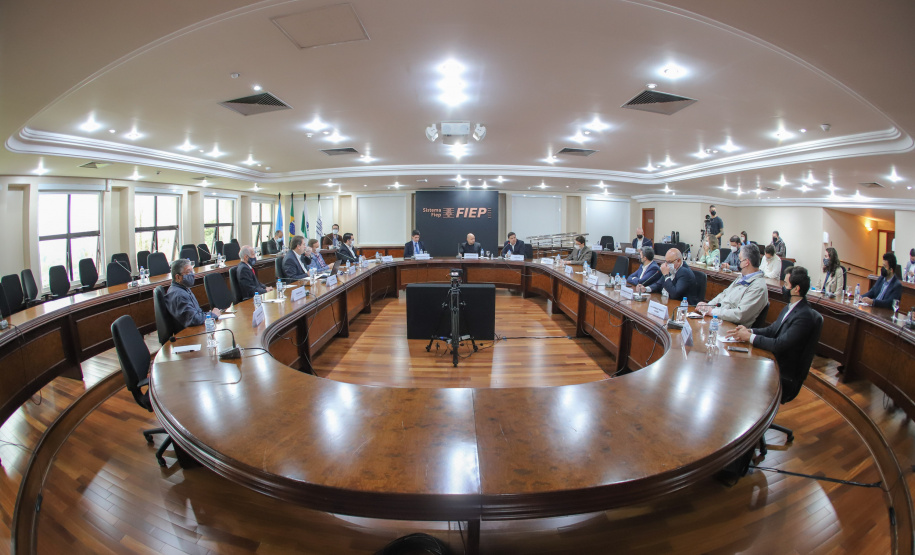 O secretário estadual da Infraestrutura e Logística, Sandro Alex e o  o secretário de Planejamento e Projetos Estruturantes do Paraná, Valdemar Bernardo Jorge participam de Webinar dos Portos do Paraná sobre o Potencial de Movimentacao de Cargas  para o projeto da Nova Ferroeste,  na A Federação das Indústrias do Estado do Paraná (Fiep). 15/09/2021 - Foto: Geraldo Bubniak/AEN