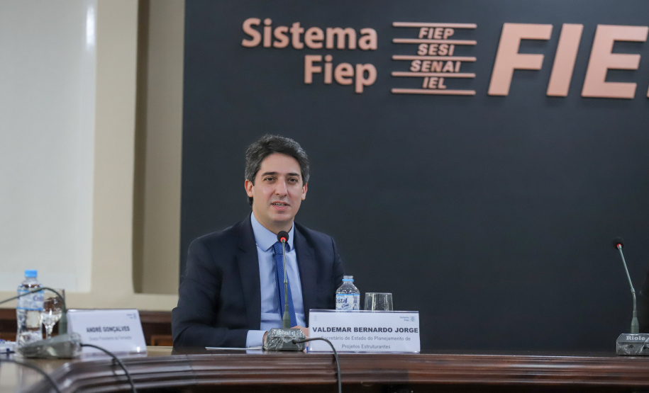 O secretário estadual da Infraestrutura e Logística, Sandro Alex e o  o secretário de Planejamento e Projetos Estruturantes do Paraná, Valdemar Bernardo Jorge participam de Webinar dos Portos do Paraná sobre o Potencial de Movimentacao de Cargas  para o projeto da Nova Ferroeste,  na A Federação das Indústrias do Estado do Paraná (Fiep). 15/09/2021 - Foto: Geraldo Bubniak/AEN