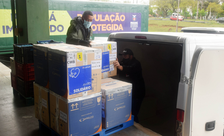 A Secretaria de Estado da Saúde (Sesa) recebeu mais 63.180 vacinas contra a Covid-19 da Pfizer/BioNTech nesta quarta-feira (15). O voo LA-3443 desembarcou no Aeroporto Internacional Afonso Pena, em São José dos Pinhais, às 12h55.-  Curitiba, 15/09/2021  -  Foto: Américo Antonio/SESA