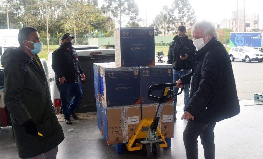 A Secretaria de Estado da Saúde (Sesa) recebeu mais 63.180 vacinas contra a Covid-19 da Pfizer/BioNTech nesta quarta-feira (15). O voo LA-3443 desembarcou no Aeroporto Internacional Afonso Pena, em São José dos Pinhais, às 12h55.-  Curitiba, 15/09/2021  -  Foto: Américo Antonio/SESA