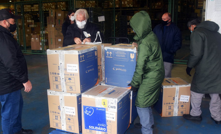 A Secretaria de Estado da Saúde (Sesa) recebeu mais 63.180 vacinas contra a Covid-19 da Pfizer/BioNTech nesta quarta-feira (15). O voo LA-3443 desembarcou no Aeroporto Internacional Afonso Pena, em São José dos Pinhais, às 12h55.-  Curitiba, 15/09/2021  -  Foto: Américo Antonio/SESA