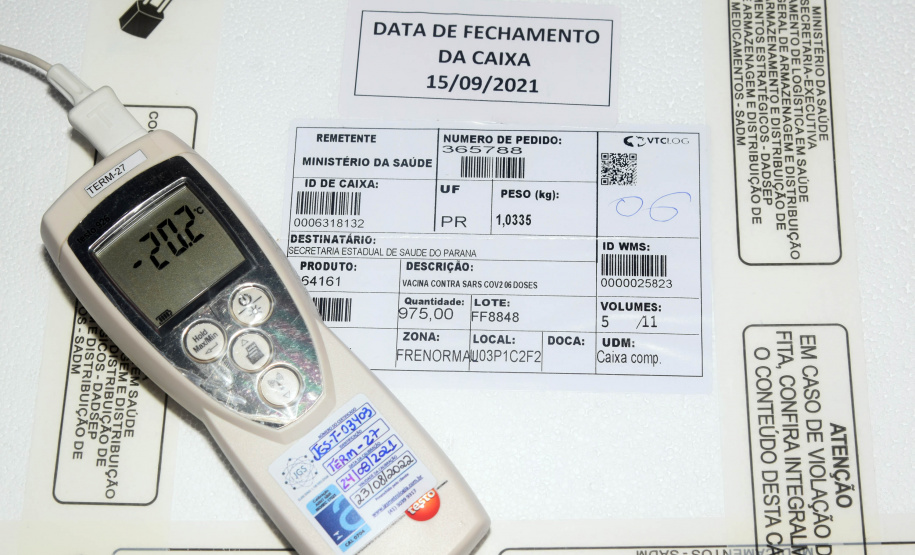 A Secretaria de Estado da Saúde (Sesa) recebeu mais 63.180 vacinas contra a Covid-19 da Pfizer/BioNTech nesta quarta-feira (15). O voo LA-3443 desembarcou no Aeroporto Internacional Afonso Pena, em São José dos Pinhais, às 12h55.-  Curitiba, 15/09/2021  -  Foto: Américo Antonio/SESA