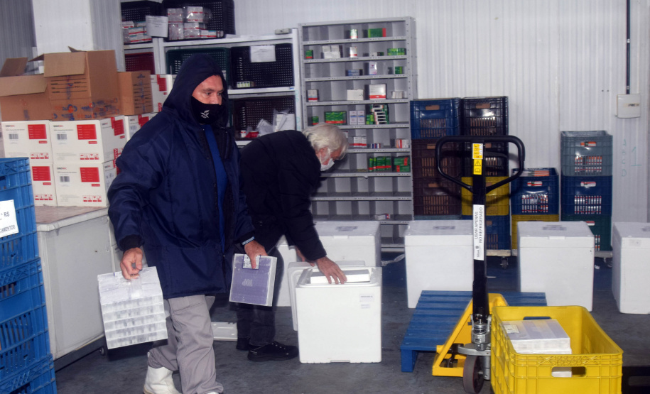A Secretaria de Estado da Saúde (Sesa) recebeu mais 63.180 vacinas contra a Covid-19 da Pfizer/BioNTech nesta quarta-feira (15). O voo LA-3443 desembarcou no Aeroporto Internacional Afonso Pena, em São José dos Pinhais, às 12h55.-  Curitiba, 15/09/2021  -  Foto: Américo Antonio/SESA