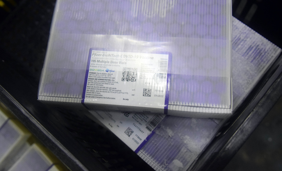 A Secretaria de Estado da Saúde (Sesa) recebeu mais 63.180 vacinas contra a Covid-19 da Pfizer/BioNTech nesta quarta-feira (15). O voo LA-3443 desembarcou no Aeroporto Internacional Afonso Pena, em São José dos Pinhais, às 12h55.-  Curitiba, 15/09/2021  -  Foto: Américo Antonio/SESA
